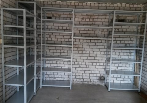 Стеллаж с металлическими полками будет стоить дороже Стеллаж с металлическими полками будет стоить дороже
