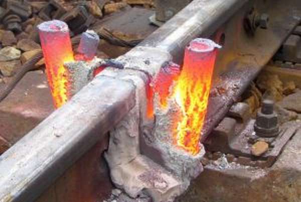 Метод промежуточного литья для алюминотермитной сварки рельсов