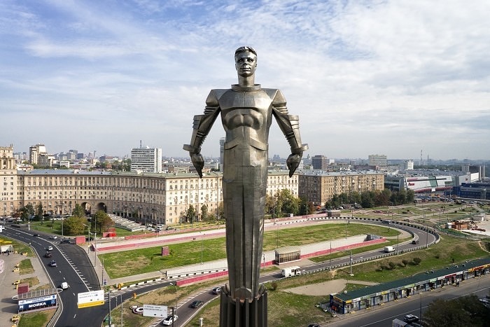 Памятник Гагарину в Москве, изготовленный из титана