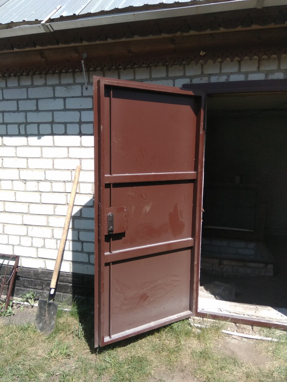 Железные двери для дачи. Металлическая дверь в сарай. Металлическая дверь вмсарай. Двери входные металлические сварные. Железная дверь входная в сарай.