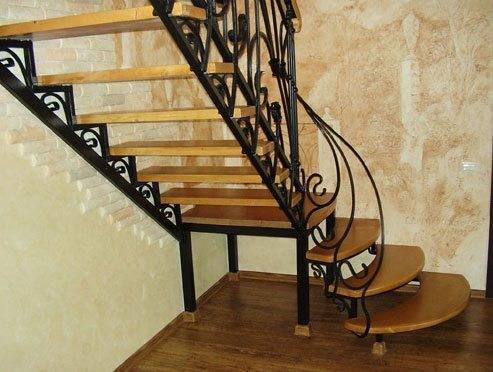 Фото сварной лестницы с деревянными ступенями