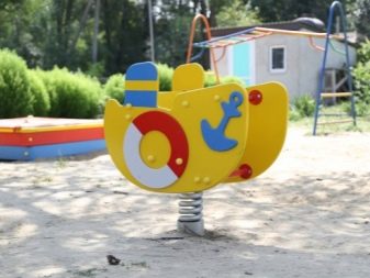 Детские качели: виды, материалы и размеры